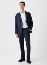 Load image into Gallery viewer, Model wearing Sunspel - Oxford Shirt in White.