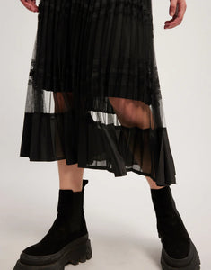 Model wearing Leo & Ugo - Beatice Skirt in Black.