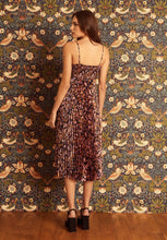 Load image into Gallery viewer, Model wearing Caballero - Donna Dress in Falling Blush Flowers.
