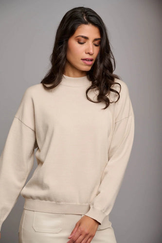 Model wearing Rino & Pelle - Kassi Sweater in Blanc.