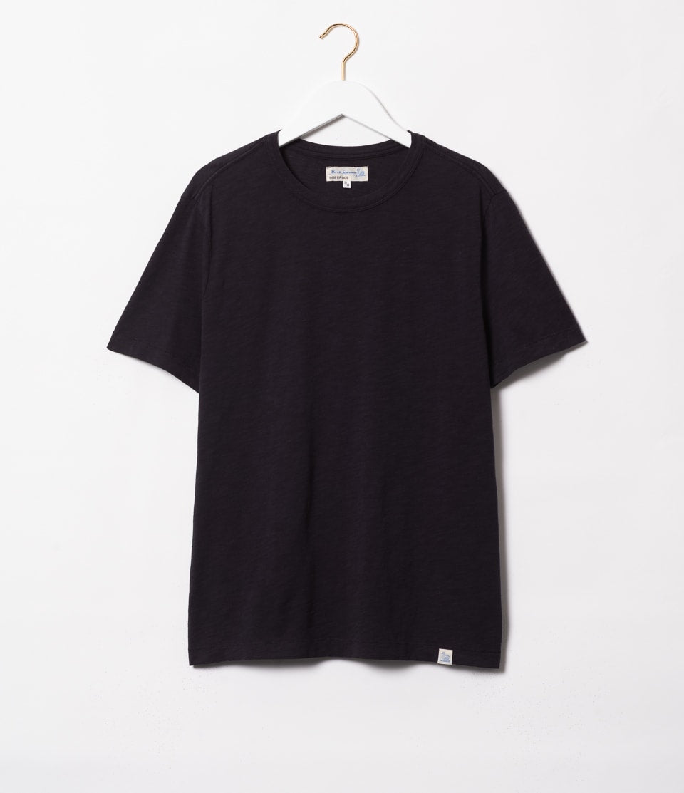 Merz B. Schwanen - Good Basics Unisex T-shirt in Deep Black.