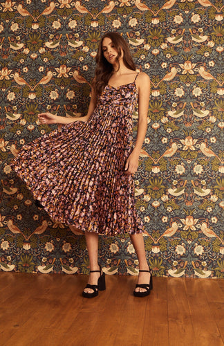 Model wearing Caballero - Donna Dress in Falling Blush Flowers.