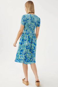 Model wearing Leo &amp; Ugo - Mana Dress in blue/green - back.