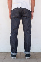 Load image into Gallery viewer, Model wearing Freenote Rios Denim
