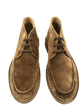 Load image into Gallery viewer, Drake&#39;s Crosby Chukka Boot in light brown.

