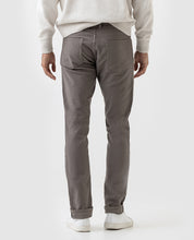 Load image into Gallery viewer, Model wearing Rodd &amp; Gunn Motion 2 Straight Jean in Pebble.
