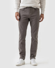 Load image into Gallery viewer, Model wearing Rodd &amp; Gunn Motion 2 Straight Jean in Pebble.
