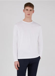 Model wearing Sunspel Classic LS Crew Neck T-shirt in White.
