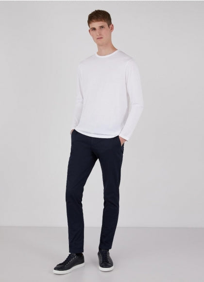 Model wearing Sunspel Classic LS Crew Neck T-shirt in White.